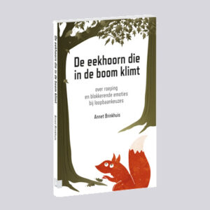 De eekhoorn die in de boom klimt